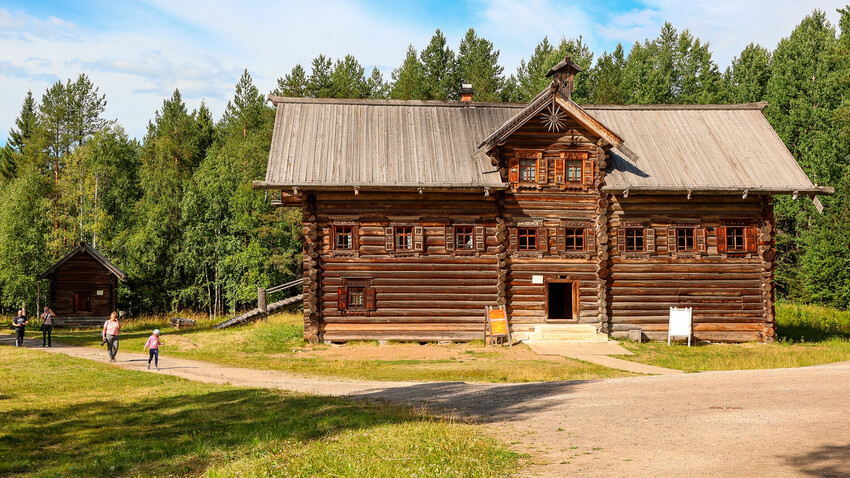 Casa nel Museo all’aria aperta dell’architettura in legno di Malye Korely, vicino alla città di Archangelsk
