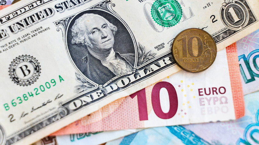 KAZAN, RUSIJA, 30. MAREC 2022: Bankovci za ameriške dolarje in evre ter kovanec za 10 rubljev. 