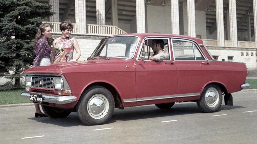 Una Moskvich 412, berlina sovietica e poi russa prodotta a Mosca dal 1967 al 1976 e dalla IZH di Izhevsk dal 1967 al 1997