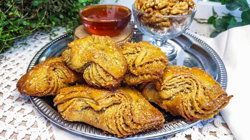 Sekali Anda mencobanya, Anda tidak akan pernah melupakan rasa makanan manis khas Timur Tengah yang renyah ini.