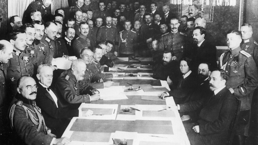 3. März 1918. Prinz Leopold von Bayern bei der Unterzeichnung des Friedensvertrags von Brest-Litowsk.