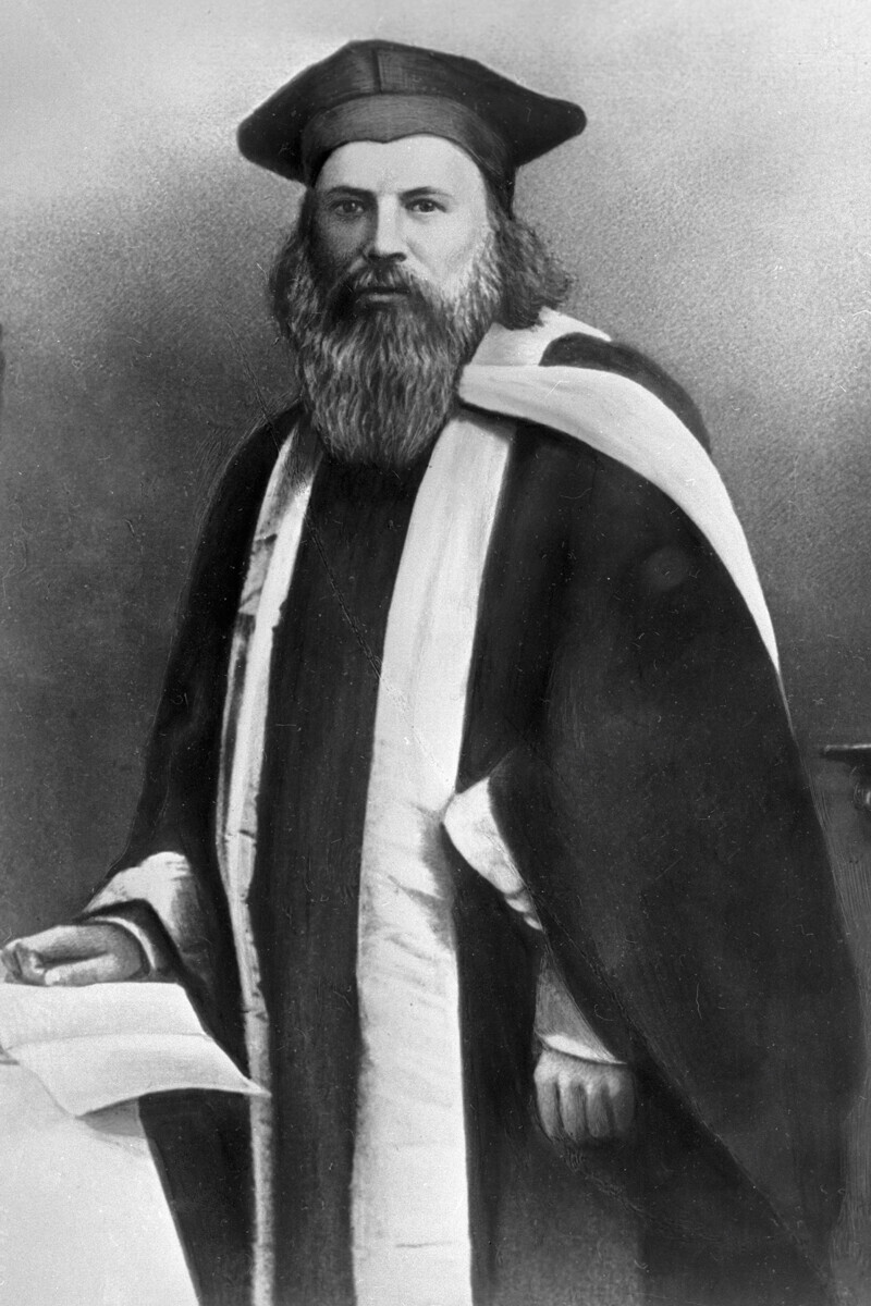 Mendeleev com o traje acadêmico de Oxford
