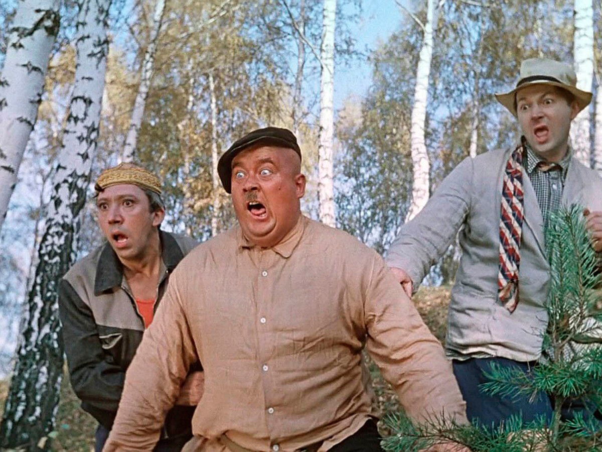 Un fermo immagine dal cortometraggio del 1961 “Pjós Barbós i neobychnyj kross”, dove appaiono per la prima volta i tre celebri personaggi di Balbes, Byvalyj e Trus (da sinistra a destra)