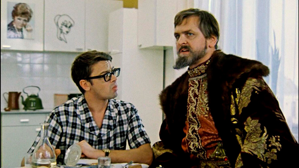 Shurik e Ivan il Terribile dal film “Ivan Vasilevich menjaet professiju” (“Ivan Vasilevich cambia mestiere”), un “Ritorno al futuro” sovietico