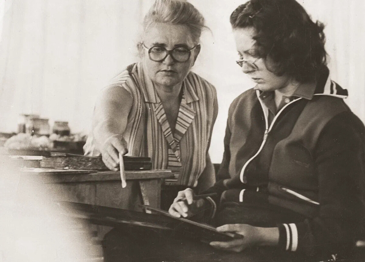 Larisa Goncharova con sua madre Nina, anche lei celebre artista di Zhostovo
