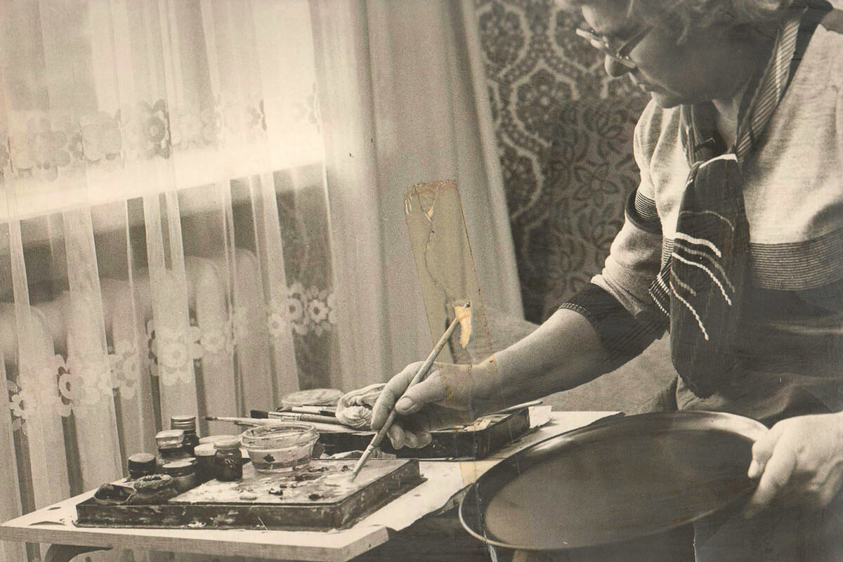 Nina Goncharova (1927-2013) al lavoro. Nel 1979 fu proclamata Artista emerita della Repubblica Socialista Federativa Sovietica Russa