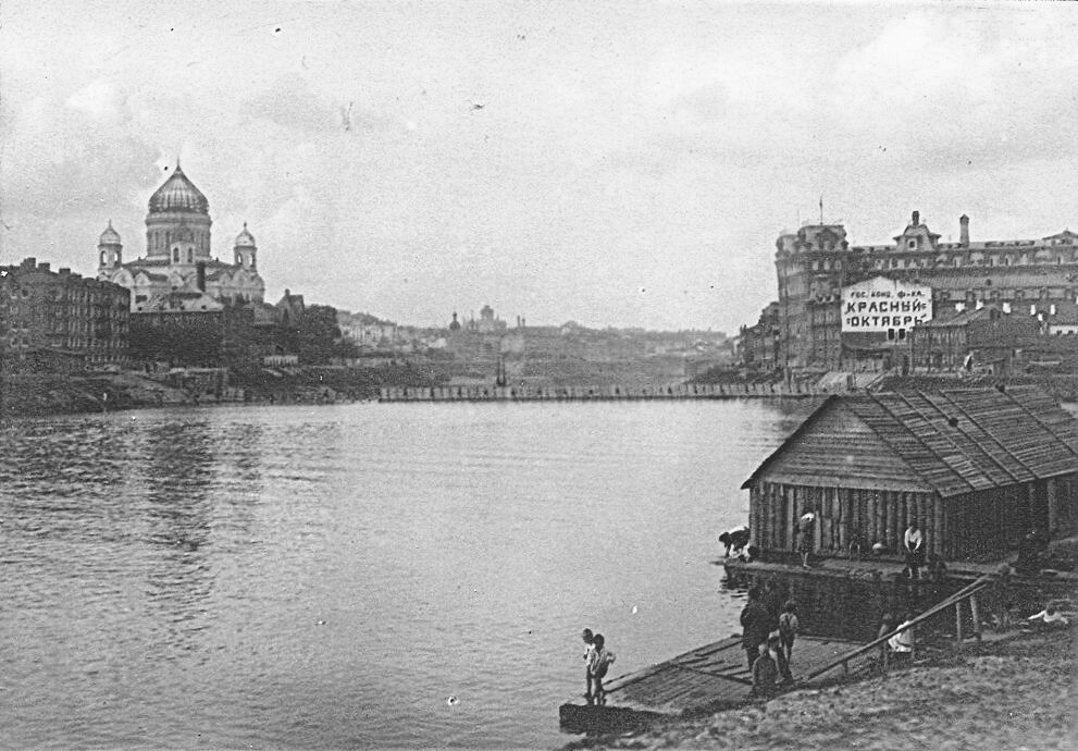 Tovarna Rdeči oktober v dvajsetih letih prejšnjega stoletja. 