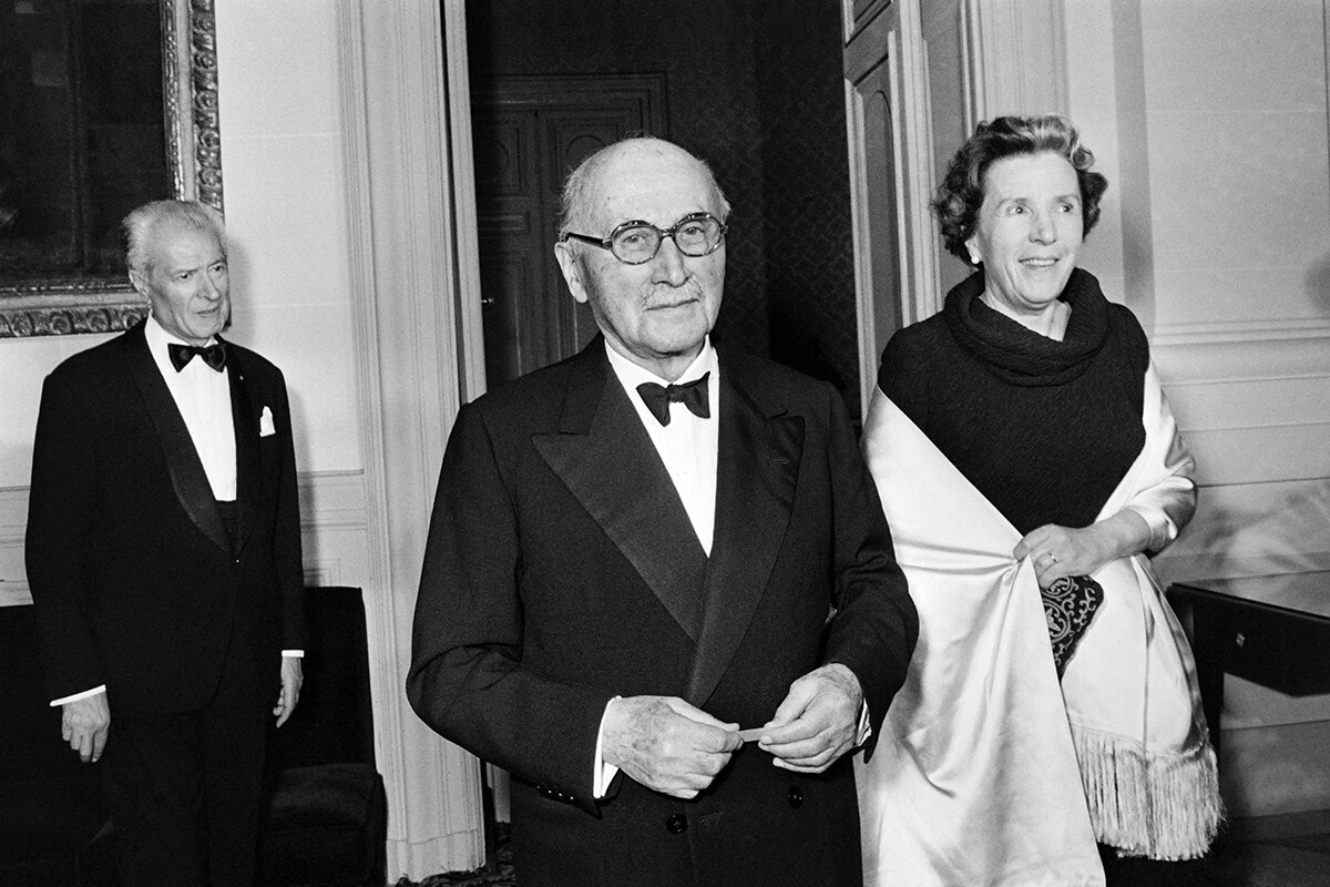Quai d’Orsay, Parigi, 21ottobre 1972.  Jean Monnet, presidente del “Comitato d’azione per gli Stati Uniti d’Europa” arriva per un ricevimento d’onore insieme alla moglie Silvia