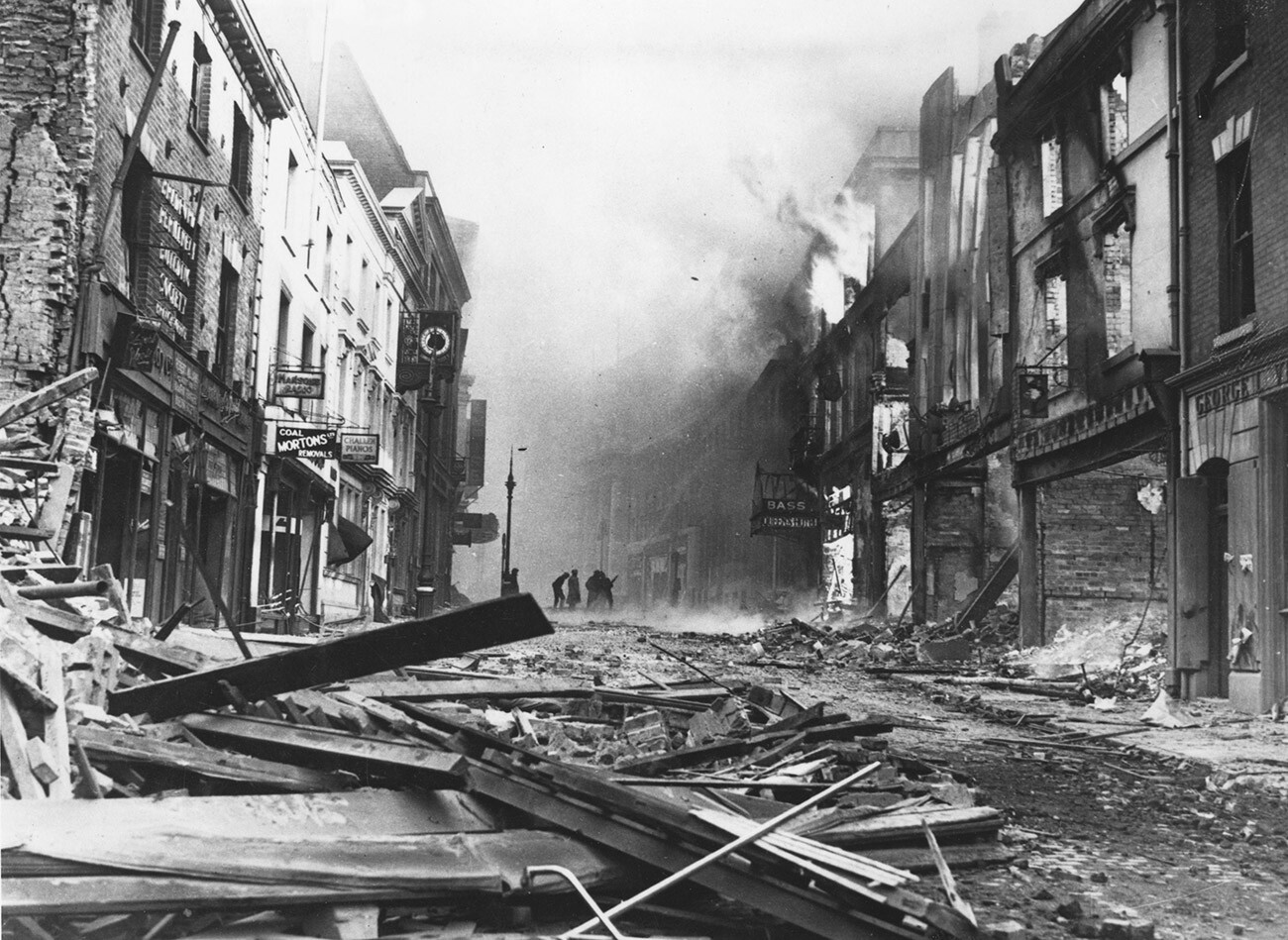 Uničena ulica. 16. november 1940. Razrušene stavbe in ruševine na ulici Hertford v Coventryju po nemških bombnih napadih.