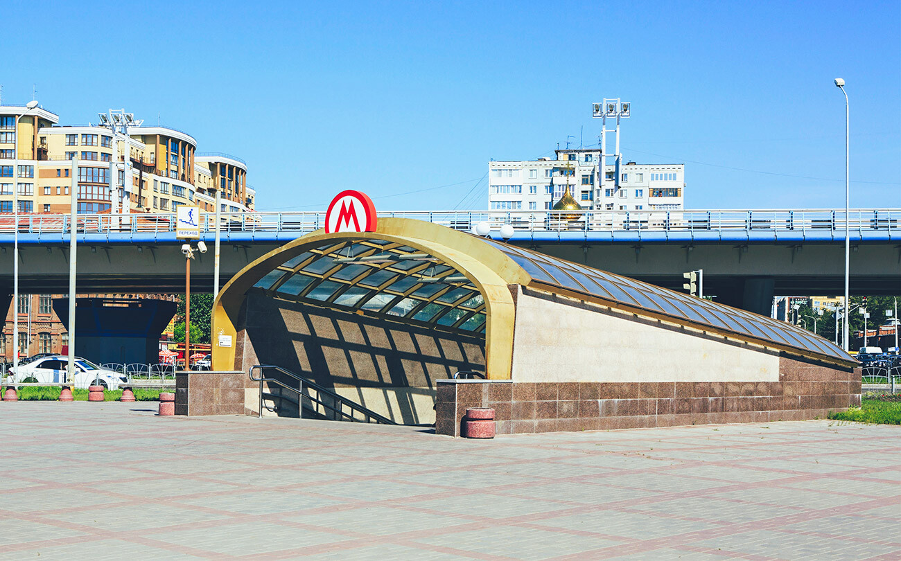 Accesso alla Metropolitana di Novosibirsk. Inaugurata nel gennaio 1986, si sviluppa oggi su due linee per 15,9 chilometri di lunghezza e conta 13 stazioni, ma sono in corso lavori di ampliamento