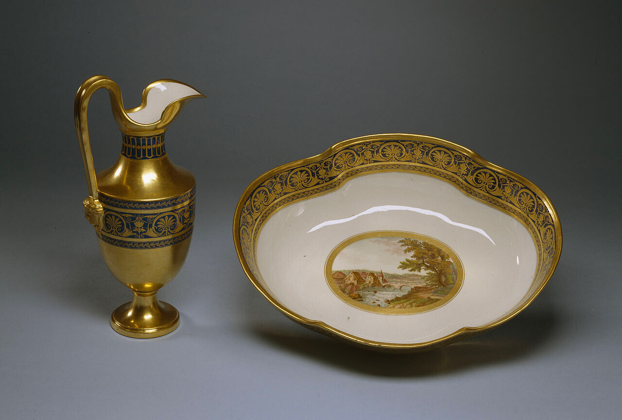 Porselen berlapis emas diproduksi oleh Pabrik Porselen Imperial.
