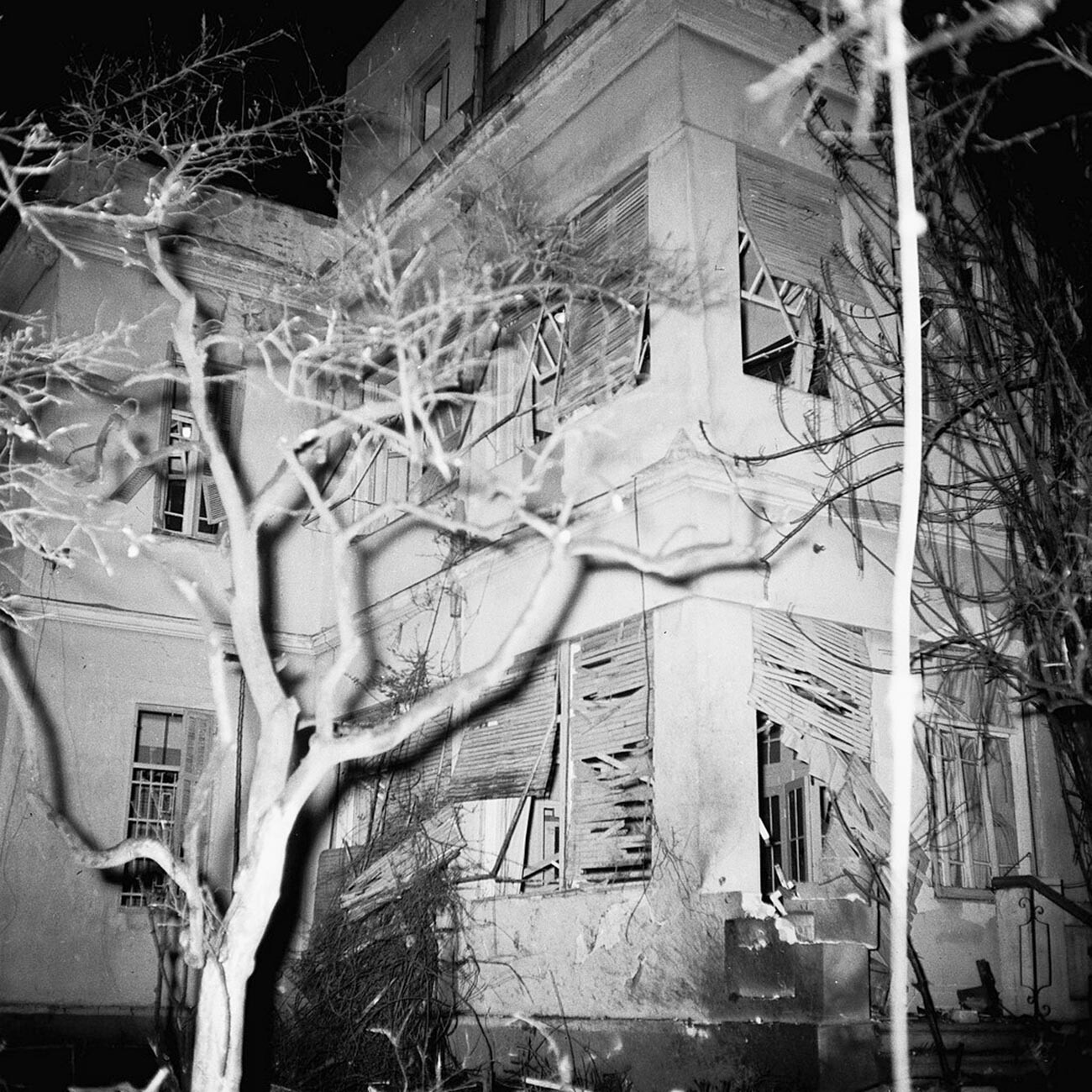Edificio de la Embajada soviética tras la explosión de una bomba colocada por un fanático en el patio de la embajada, Tel Aviv.