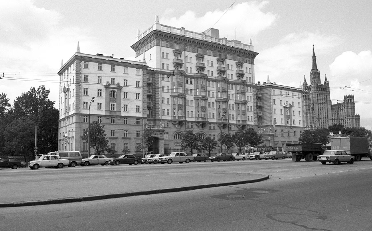 El edificio de la Embajada de Estados Unidos en el bulevar Novinski.
