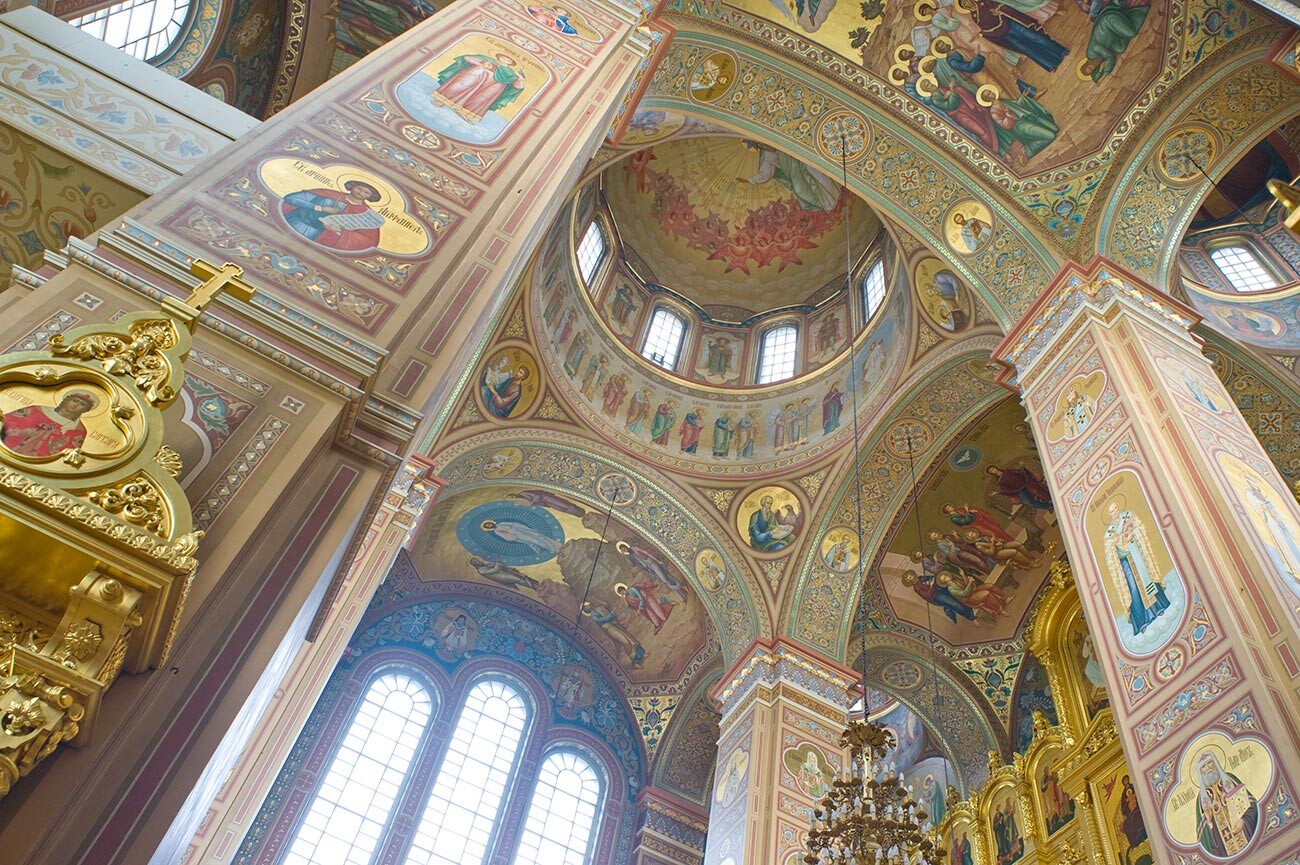 Monastère Saint-Nicolas-Ougrechski. Cathédrale de la Transfiguration, intérieur restauré. Voûtes de plafond et dôme principal