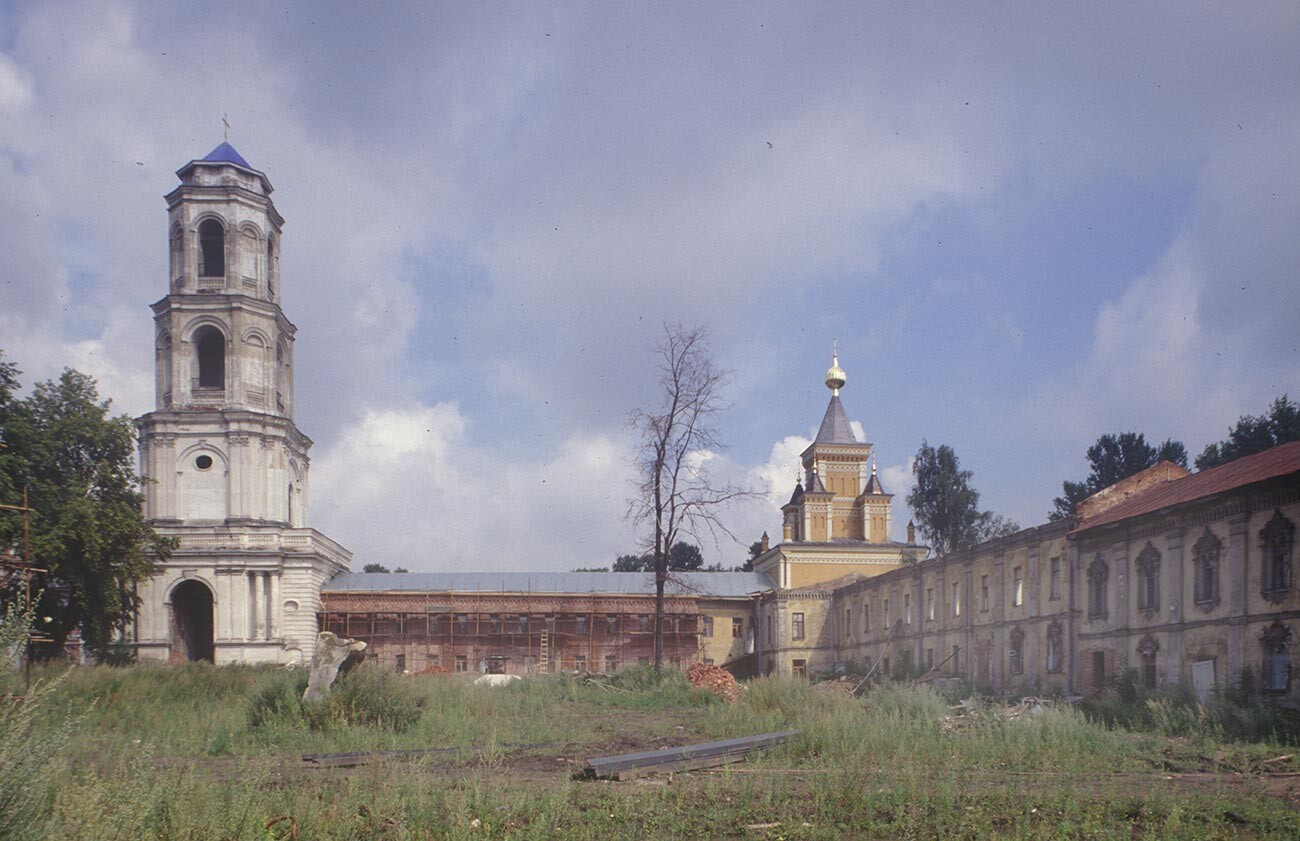 Monastère Saint-Nicolas-Ougrechski. De gauche à droite : clocher avec infirmerie attenante, église de l’Icône de la Mère-de-Dieu-Joie-de-Tous-les-Affligés, cloître