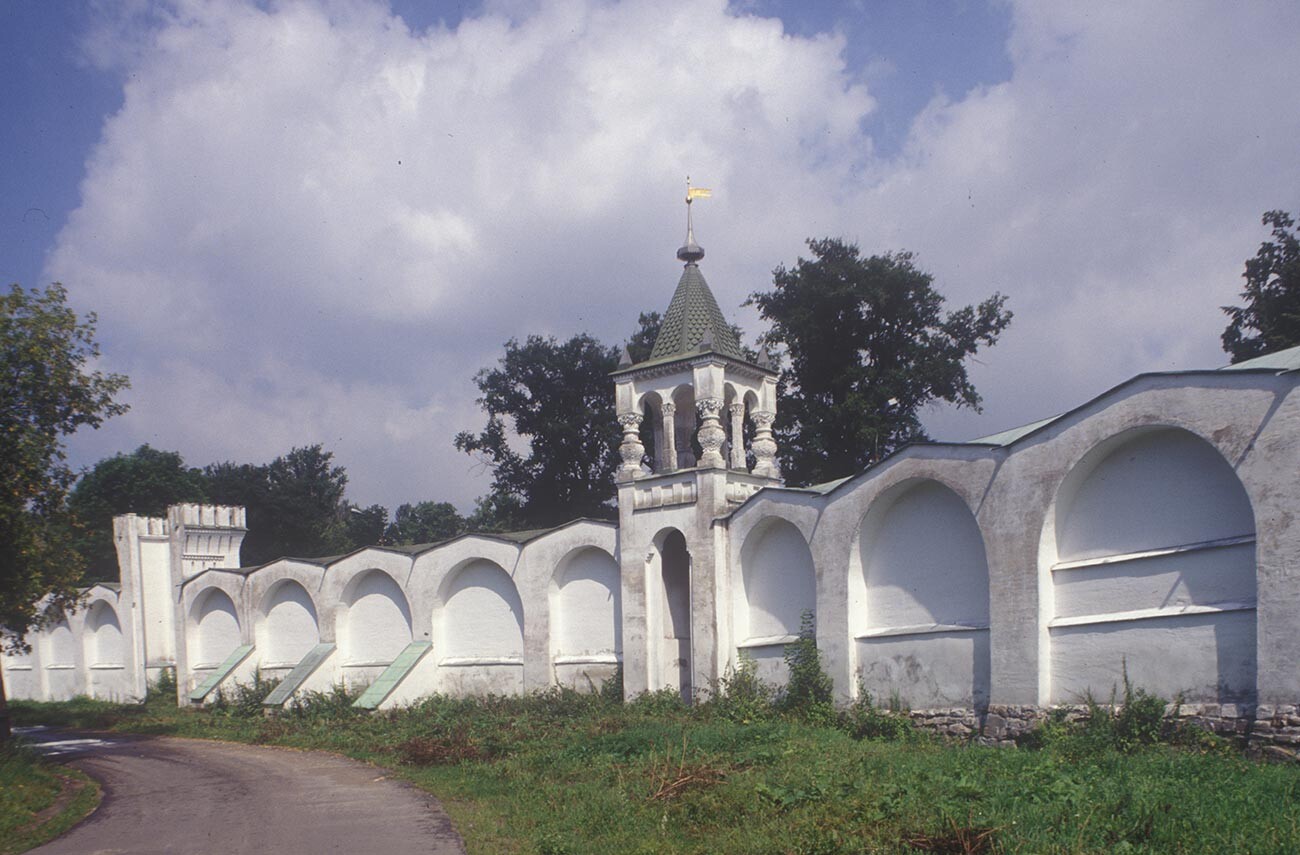 Monastère Saint-Nicolas-Ougrechski. Mur nord et tours, vue de l’intérieur