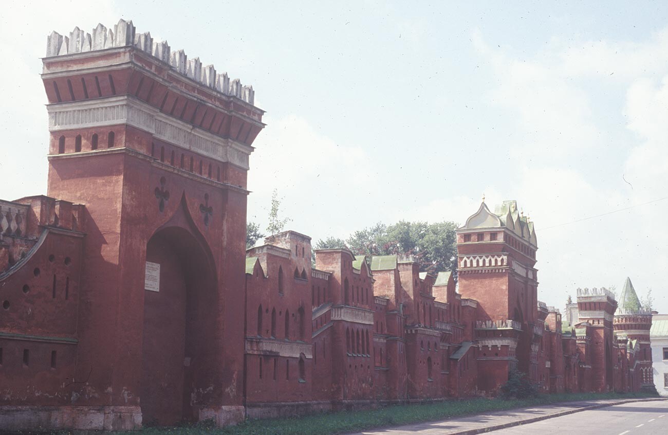 Monastère Saint-Nicolas-Ougrechski. « Mur de Palestine » avec tours centrale et sur la porte