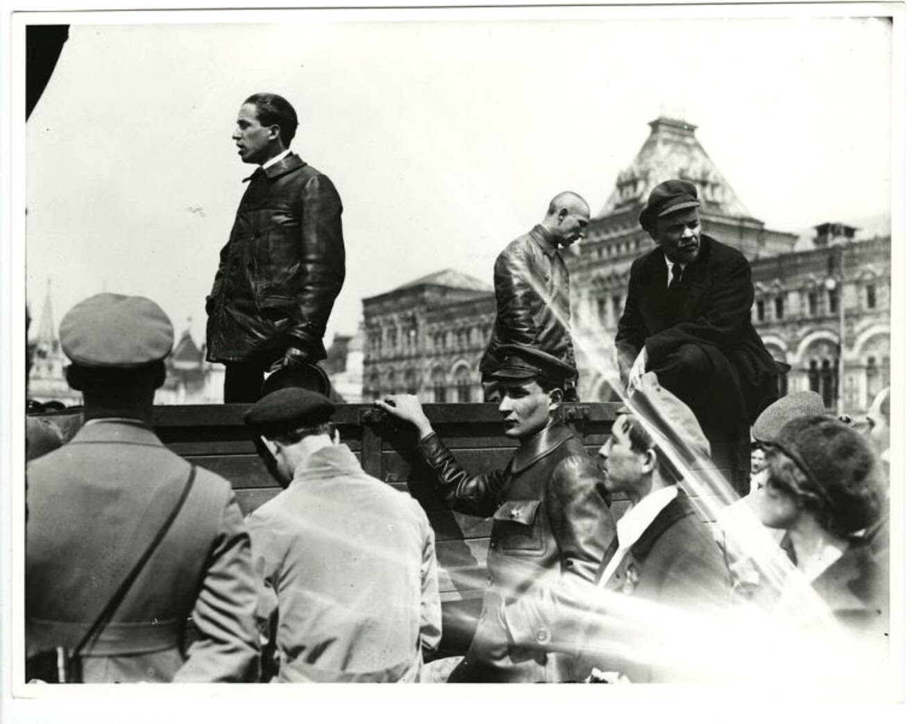 ウラジーミル・レーニンがトラックの上から国民に向けて演説する。1919年5月25日