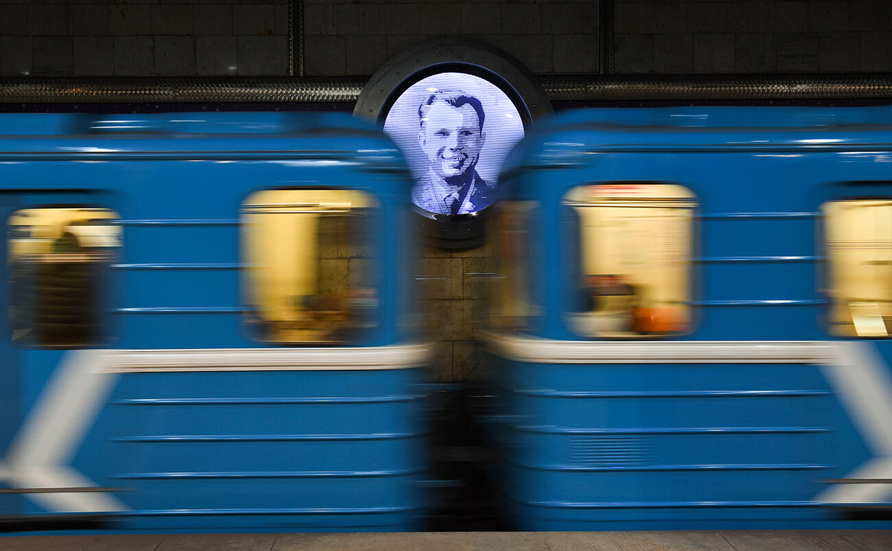 Portret Jurija Gagarina v načrtu postaje Gagarinskaja na podzemni železnici v Novosibirsku. 