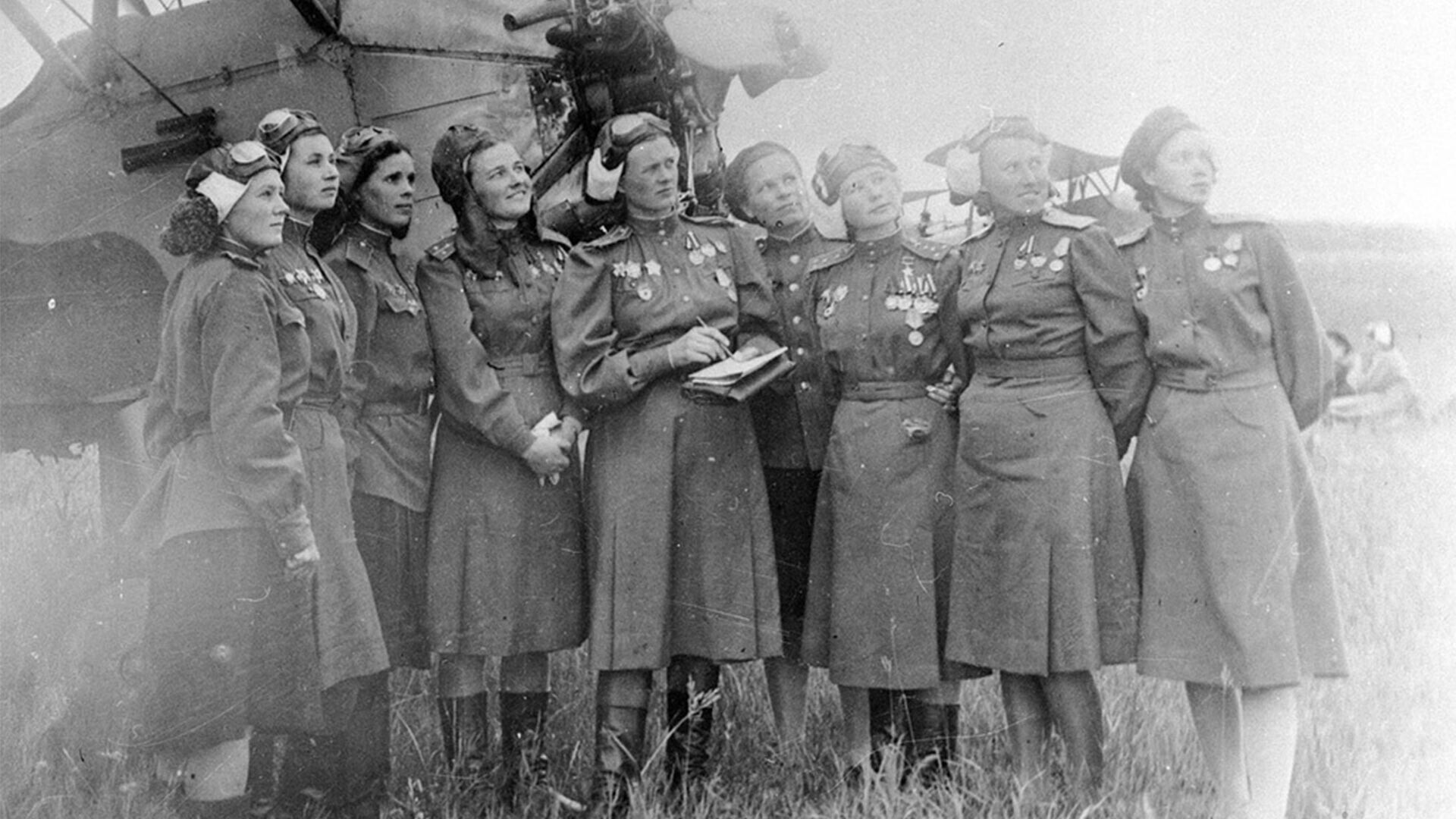 Жени-пилоти на 46 гардиски ноќен бомбардерски полк („Ноќни вештерки“).