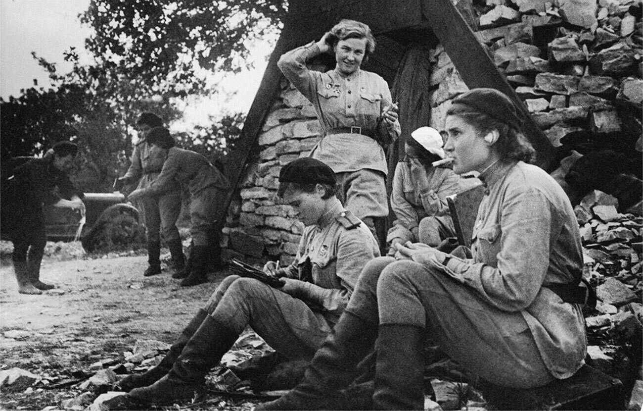 Евдокија Бершанска, Надежда Попова и Ирина Себрова до земјанка на фронтот.