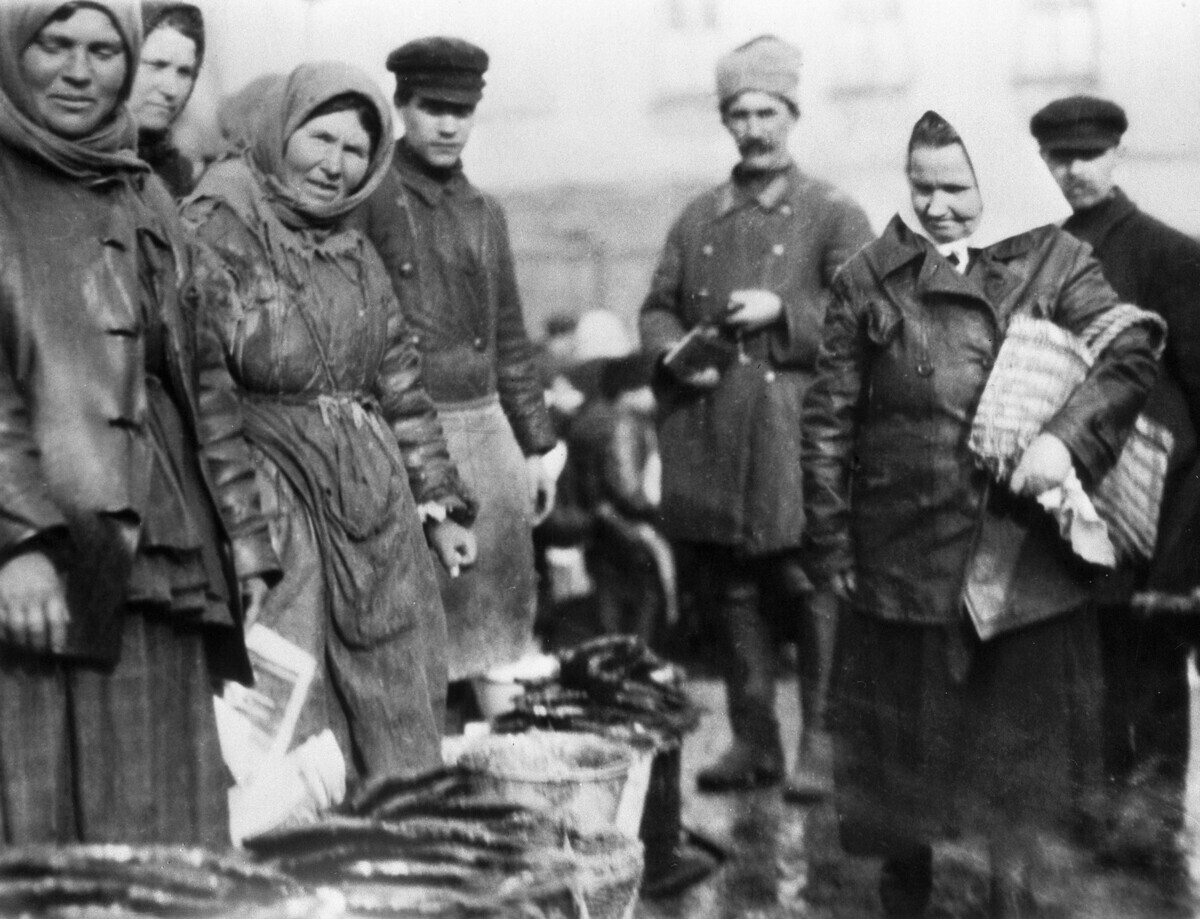 Vendedores de salsichas no mercado de Sukharev, 1922.