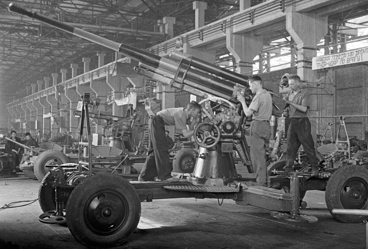 Trabalhadores montam armas antiaéreas em fábrica nos Urais, 1942.