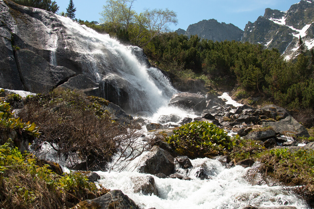 Ein Wasserfall am Sсhumiliсha-Fluss.
