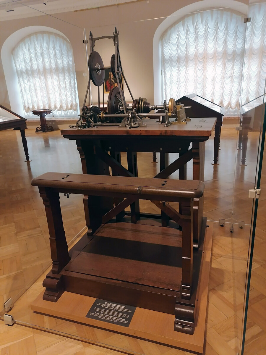 Tokarski stroj A. K. Nartova. Dvorska tokarska radionica Petra Velikog, 1721. Državni muzej Ermitaž.