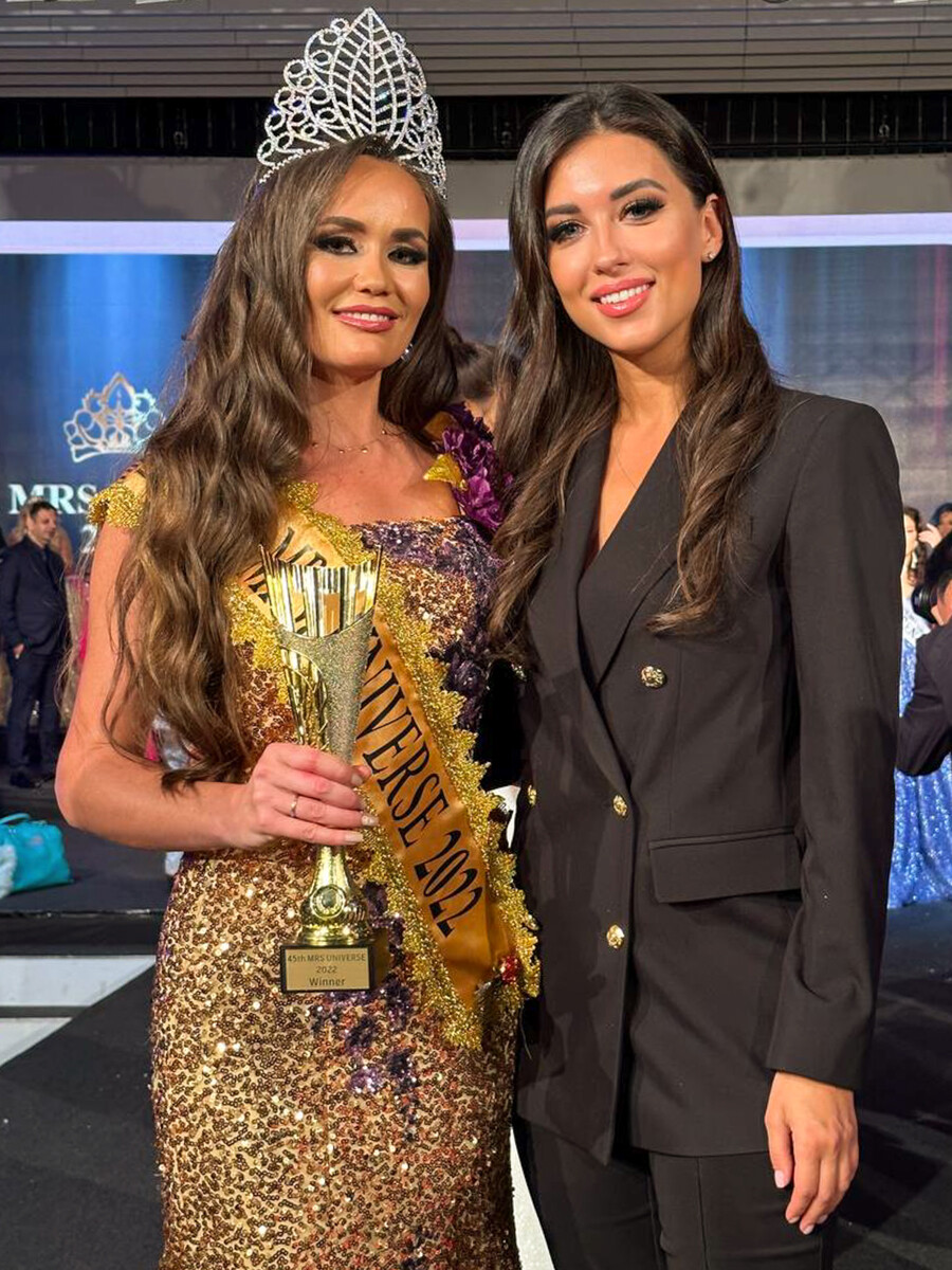 Sofia, Bulgaria. Elena Maksimova, russa originaria di un villaggio dell’Udmurtia (a sinistra) con la corona e la coppa per la vittoria nel concorso internazionale di bellezza per donne sposate “Mrs. Universe – 2022”. A destra, la direttrice del concorso “Mrs. World Russia” Irina Kirsanova