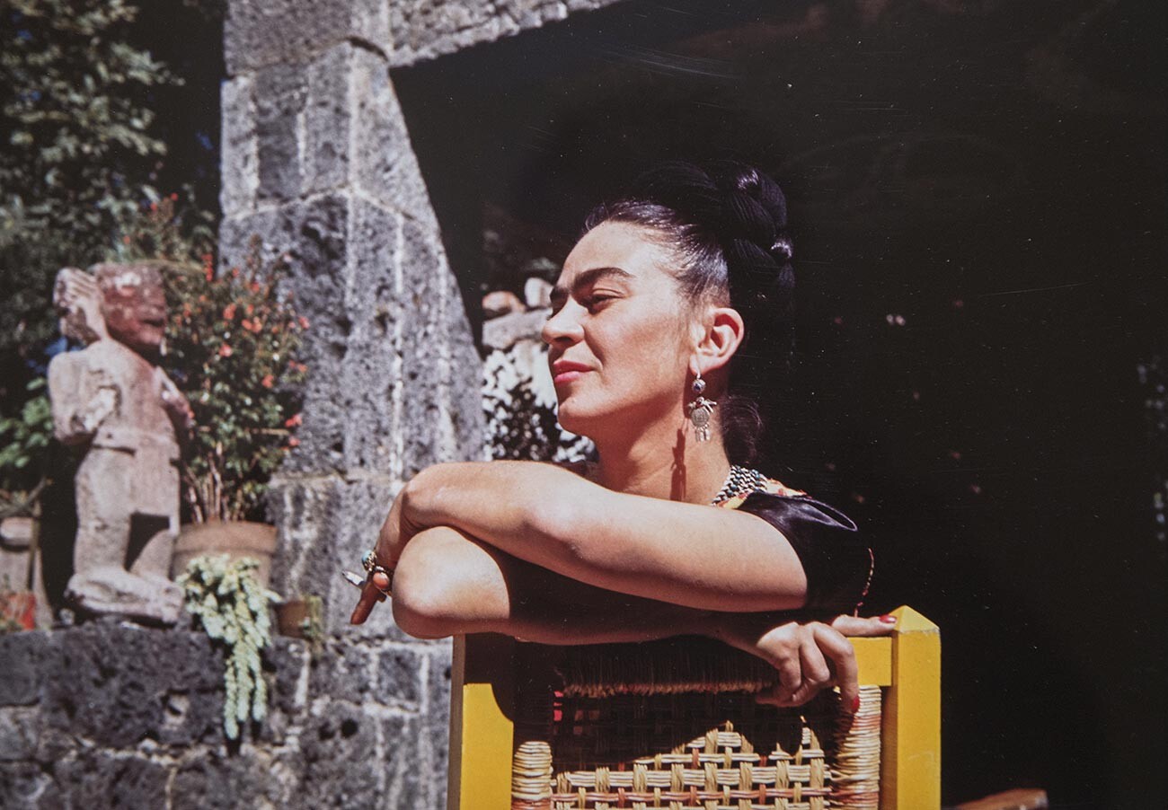 Una foto de Frida Kahlo en Coyoacán, México, en 1946, por Florence Arquin. Forma parte de una exposición en el Museo de Arte Colonial Español de Santa Fe.