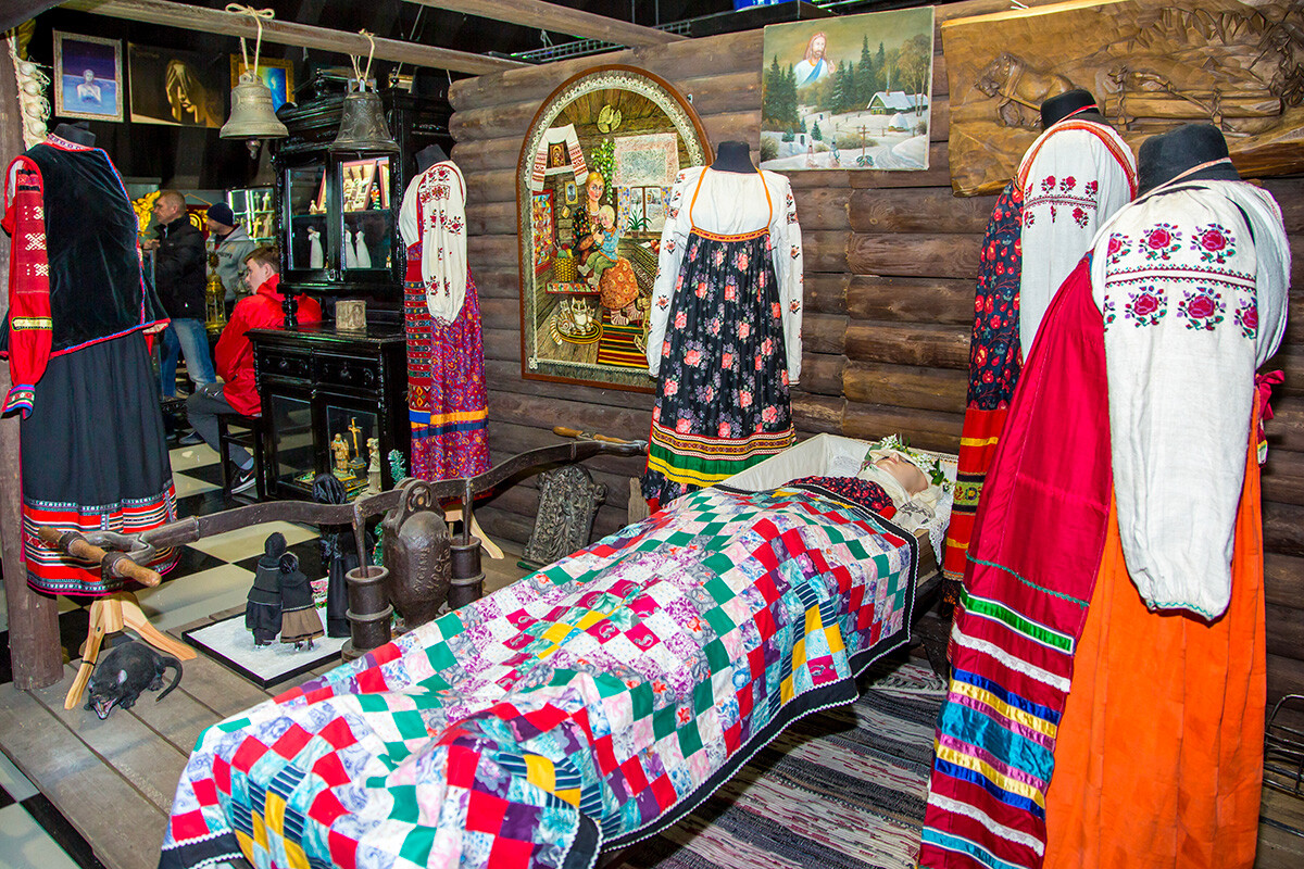 Museum ini menampilkan tradisi pemakaman Rus Lama.