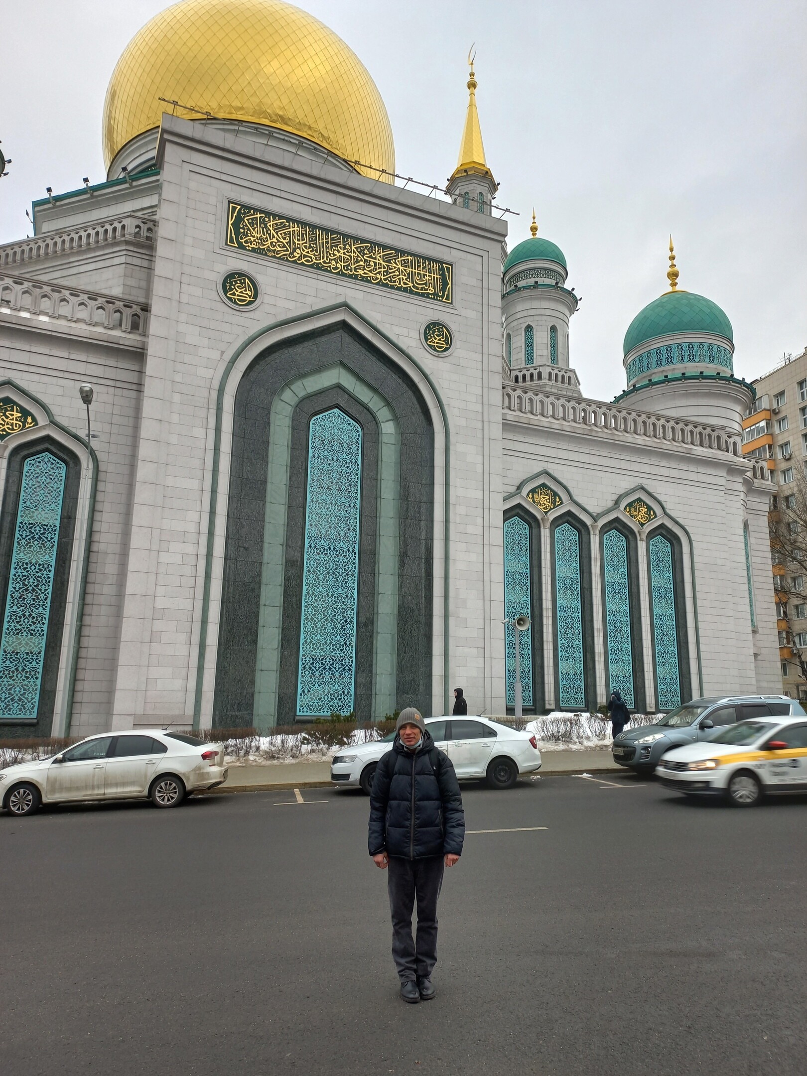 Said Mohammad berfoto di depan Masjid Agung Moskow.