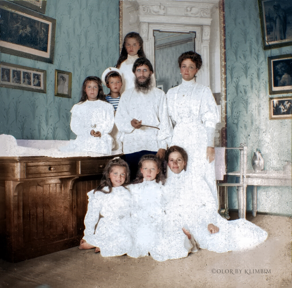 Rasputin with the empress, the imperial children and a governess. Tsarskoye Selo, 1908.