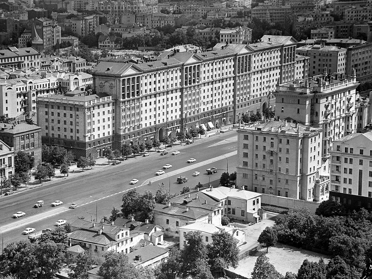 Vista di via Pjotr Chajkovskij (nome dal 1940 al 1994 dell’attuale Novinskij boulevard), da dove veniva irradiata l’ambasciata americana