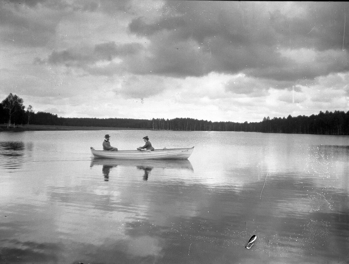 In barca sul lago, tra il 1890 e il 1909
