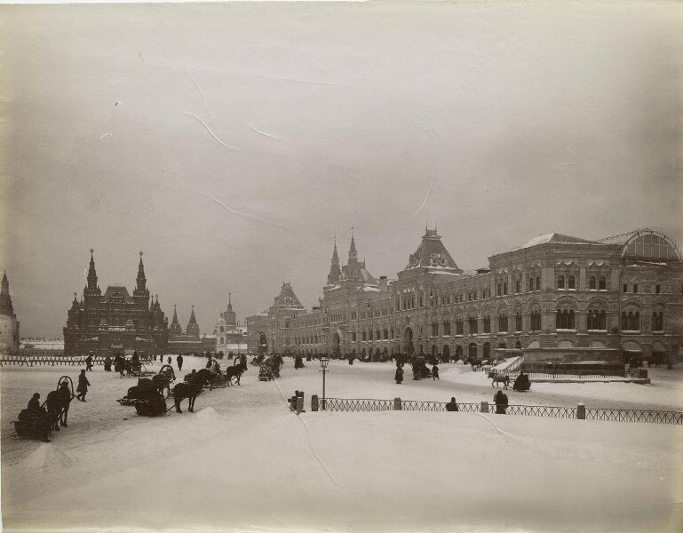 Piazza Rossa, Mosca, i “Verkhnie torgovye rjady” (“Gallerie commerciali superiori”; vecchio nome del Gum), 1893-1896
