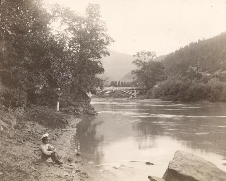 Ponte Likomskij, sulla sponda destra del fiume Kura, nei pressi di Likani, allora nel Governatorato di Tiflis dell’Impero Russo (la foto è del 1890-1900); oggi è in Georgia
