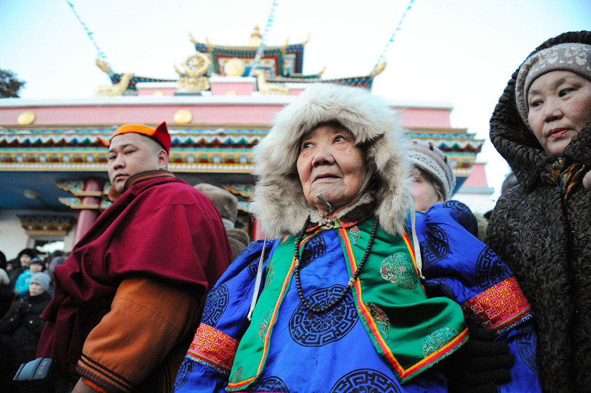 Mulher com traje tradicional buriate no Datsan de Tchita durante as celebrações que marcam o início de Sagaalgan, ou o Ano Novo Lunar Budista.