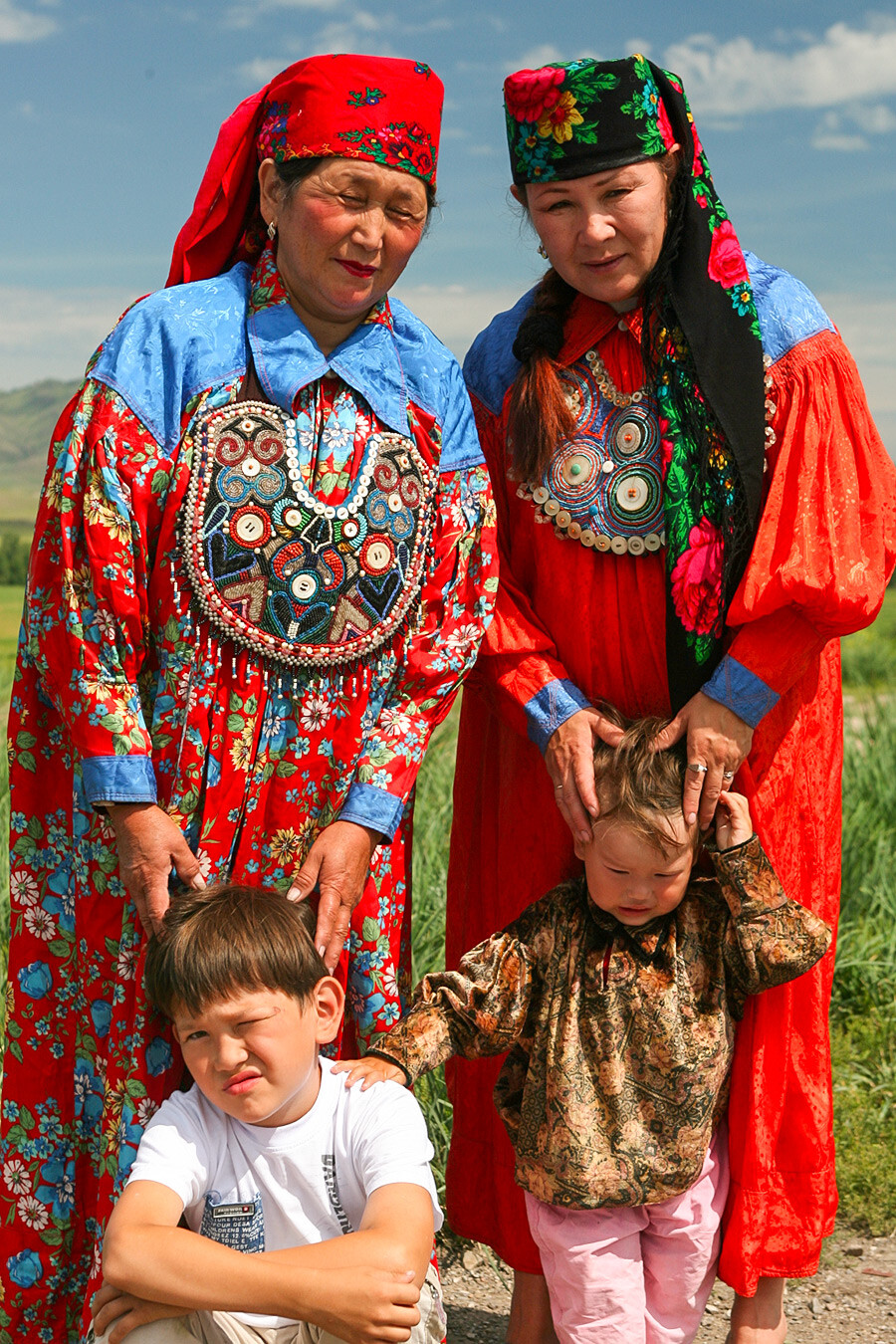 Mulheres khakas e seus filhos.