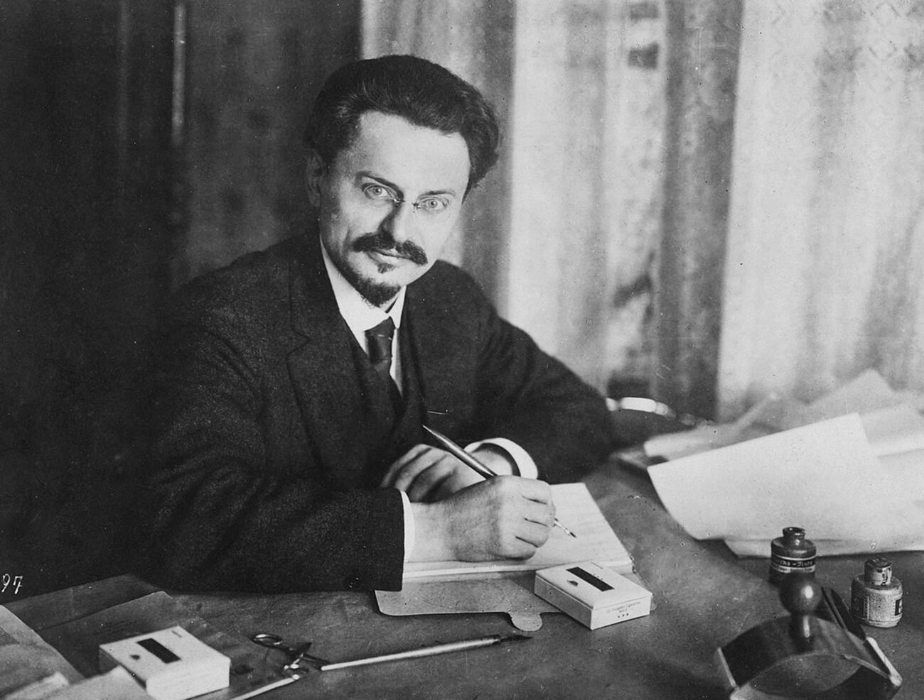 Lev Trotskij (1879-1940), bolscevico e protagonista di primo piano della Rivoluzione russa, dopo essere caduto in disgrazia visse in esilio fino all’attentato che gli costò la vita