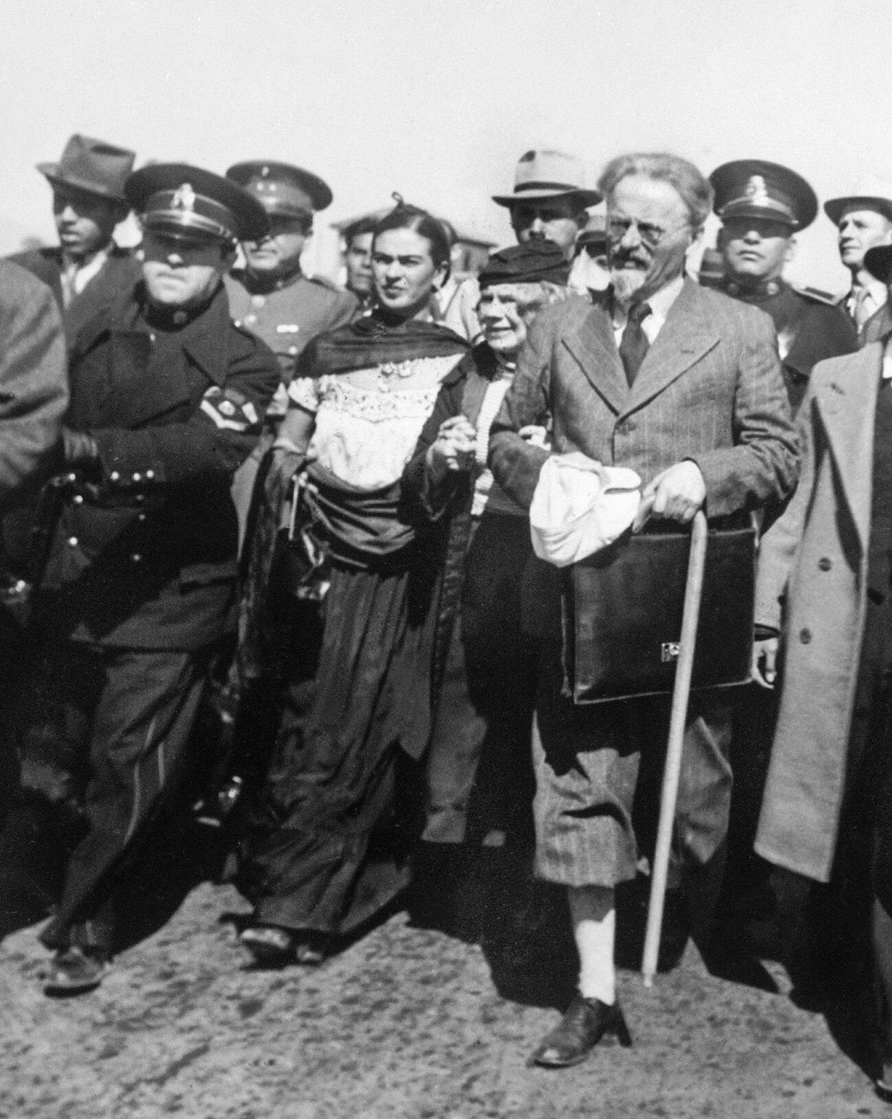 Lev Trotskij e la moglie Natalia (alla sua destra) all’arrivo a Tampico, Messico, il 9 gennaio 1937, dopo la protezione offerta dal presidente Lázaro Cárdenas del Río. Accanto alla coppia si riconosce anche Frida Kahlo