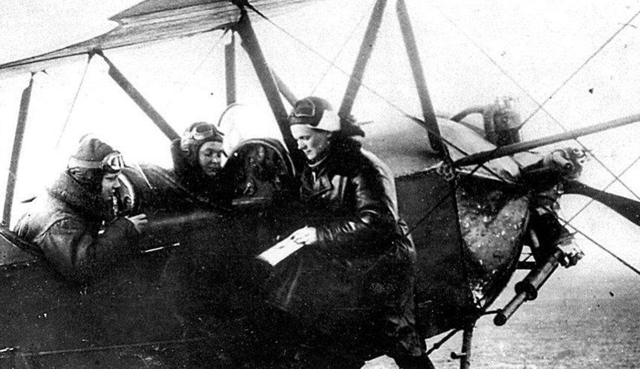 Bershanskaya menjelaskan misi tempur sebelum penerbangan.