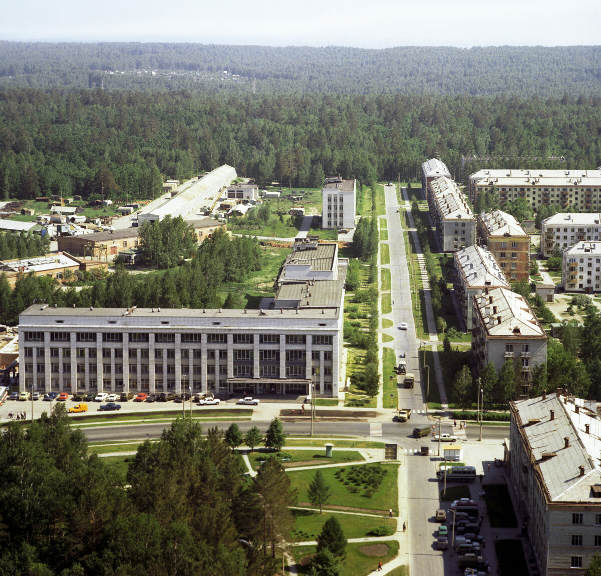 Novosibirsk. La intersección del prospekt Morskói y la calle de Tereshkova. En primer plano, el edificio del Presidium de la Sección Siberiana de la Academia de Ciencias de la URSS, 1978. 