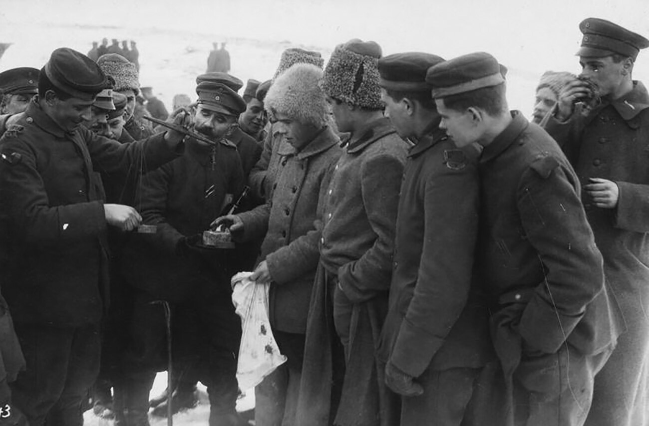 Warenaustausch zwischen deutschen und sowjetischen Soldaten im Februar 1918.