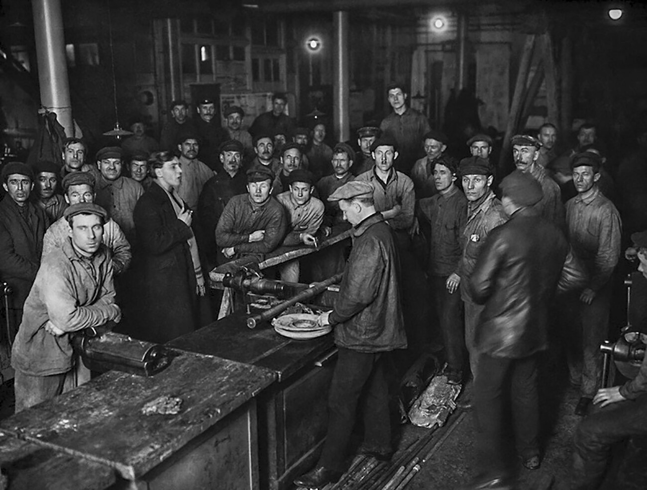 Arbeiter der Fabrik „Rotes Dreieck“ in Leningrad hören einen Vortrag über die Industrialisierung des Landes.
