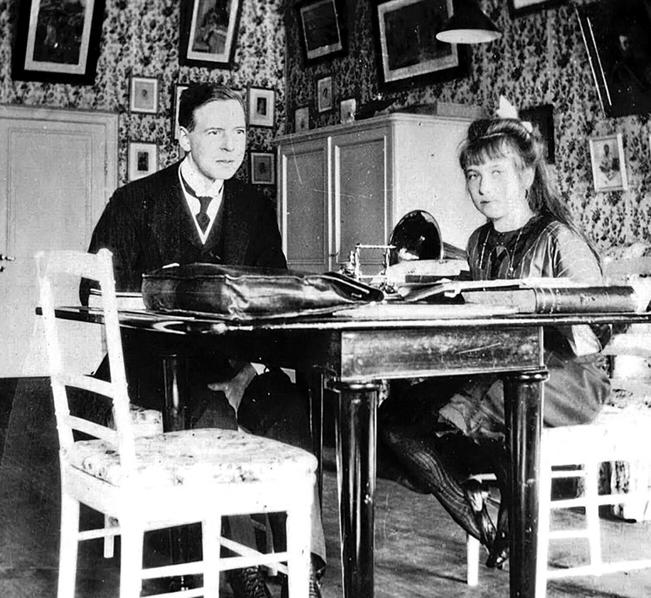 Filha do tsar, Anastassia Nikolaevna com seu tutor inglês Charles Gibbs