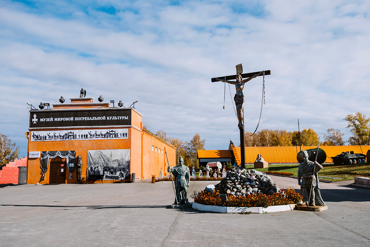 L’ingresso al “Museo della Morte” o “Museo della cultura funeraria mondiale” di Novosibirsk

