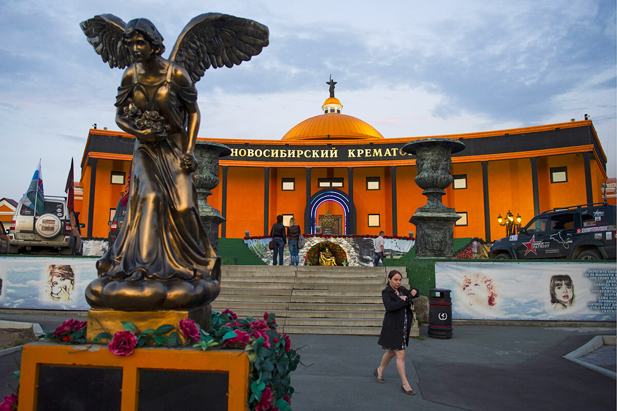 Il crematorio di Novosibirsk, che sorge accanto al Museo della Morte, è stato fondato dallo stesso imprenditore, che ha voluto per entrambi un colore allegro e vivace: l’arancione
