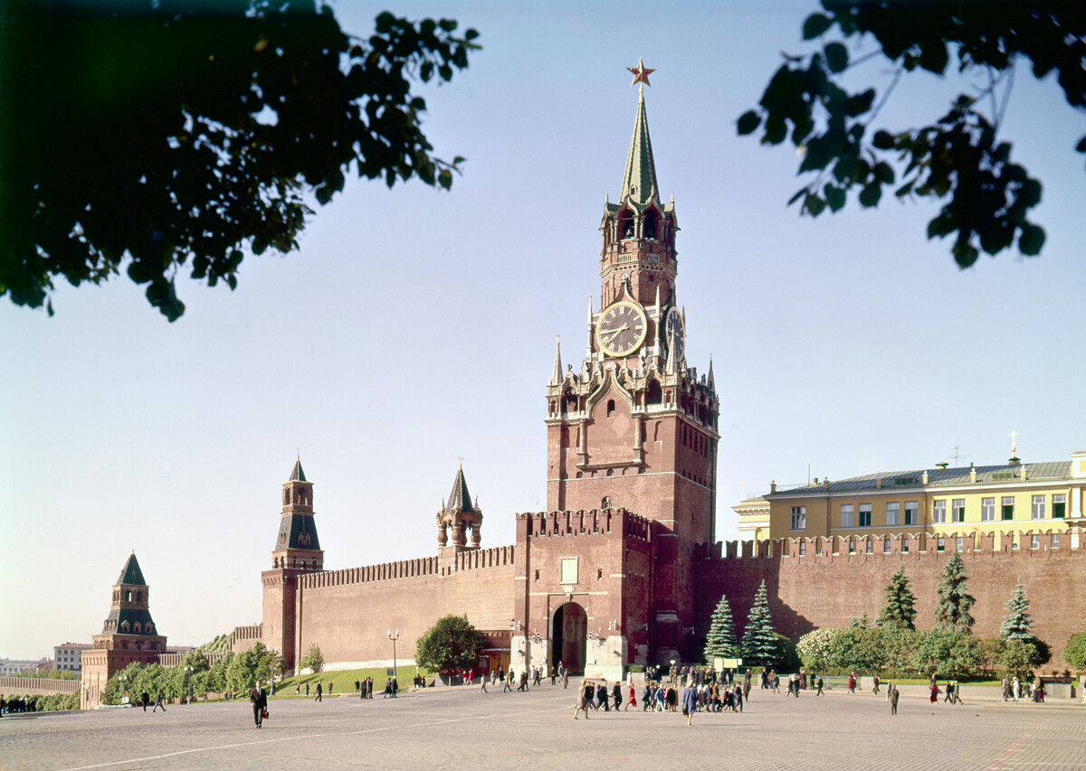 Le mura del Cremlino con la Torre Spasskaja in una foto del 1967